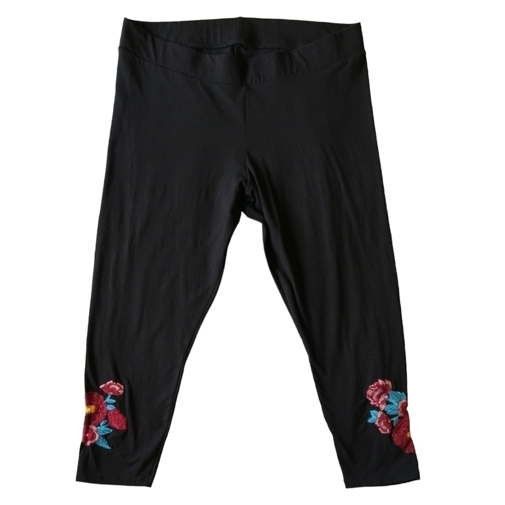 Torrid Black Cropped Floral Embroidery Leggings Boho Casual